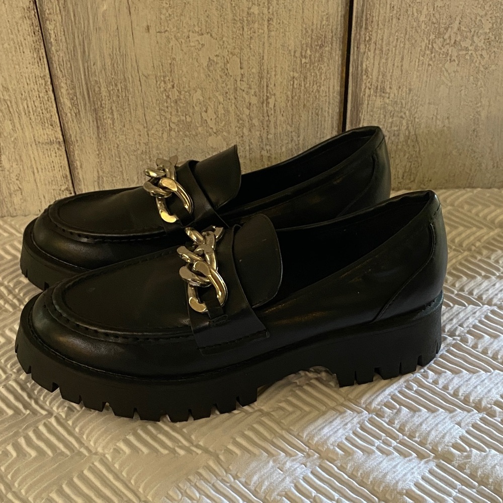 Black Chunky Loafers with silver tone Chain Liz cole size 9 loafer